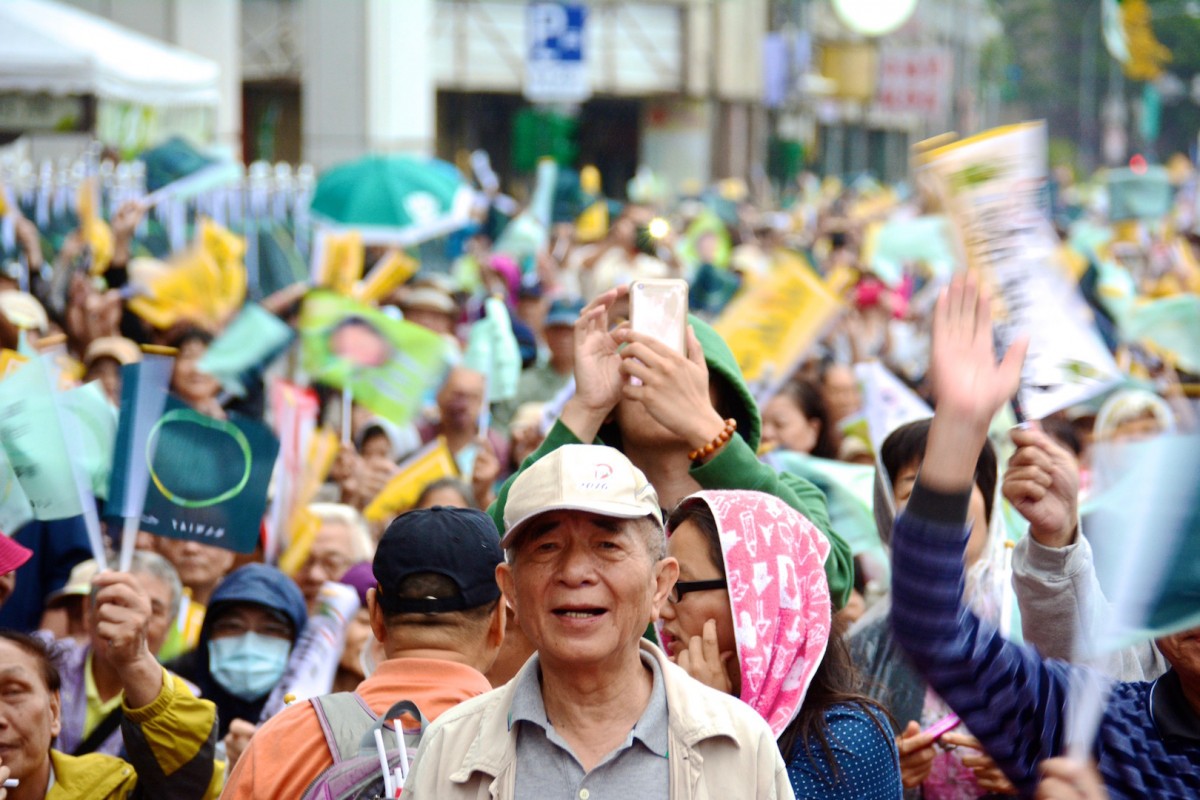 Supporters of presidential candidate Tsai Ing-wen cheer during a campaign rally in Taipei on October 18, 2015 (Credit: J. Michael Cole, 2015).